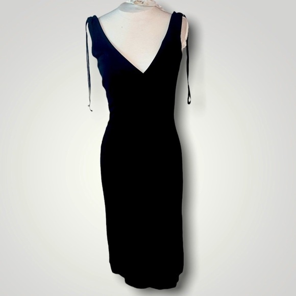 ⭐️Host Pick⭐️Theory Black V Neck Dress!! Size 10 sleeveless shoulder ties V back - Picture 3 of 14